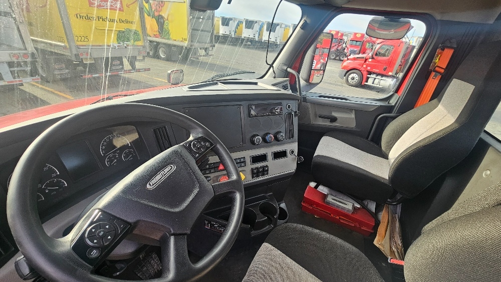 2019 Freightliner Cascadia in Edison, NJ — photo 10