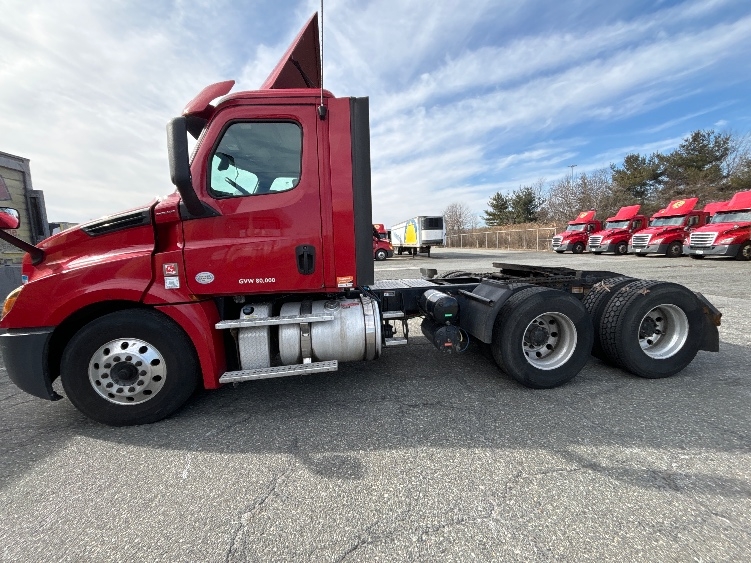 2019 Freightliner Cascadia in Edison, NJ — photo 4
