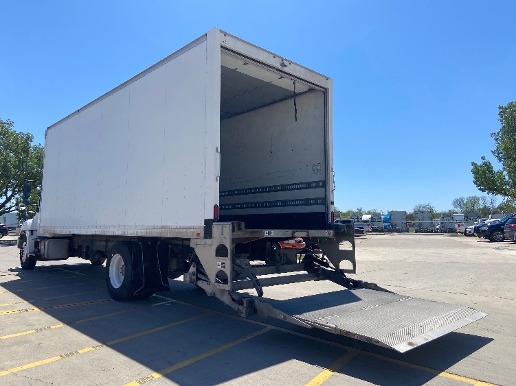 2019 Hino 268 in San Antonio, TX — photo 9