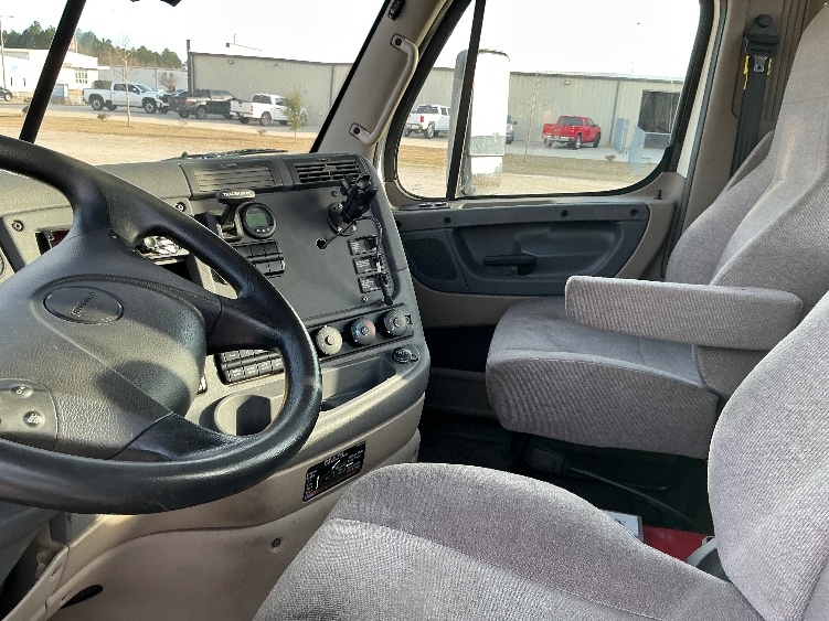 2019 Freightliner Cascadia in Gulfport, MS — photo 10