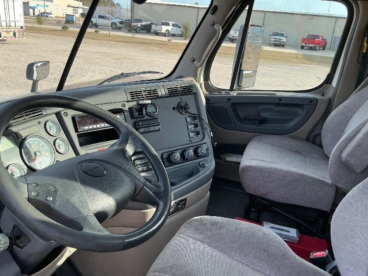 2019 Freightliner Cascadia in Gulfport, MS — photo 10