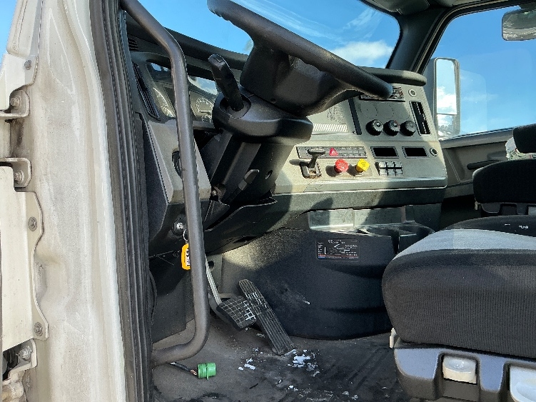 2019 Freightliner Cascadia in La Porte, IN — photo 9