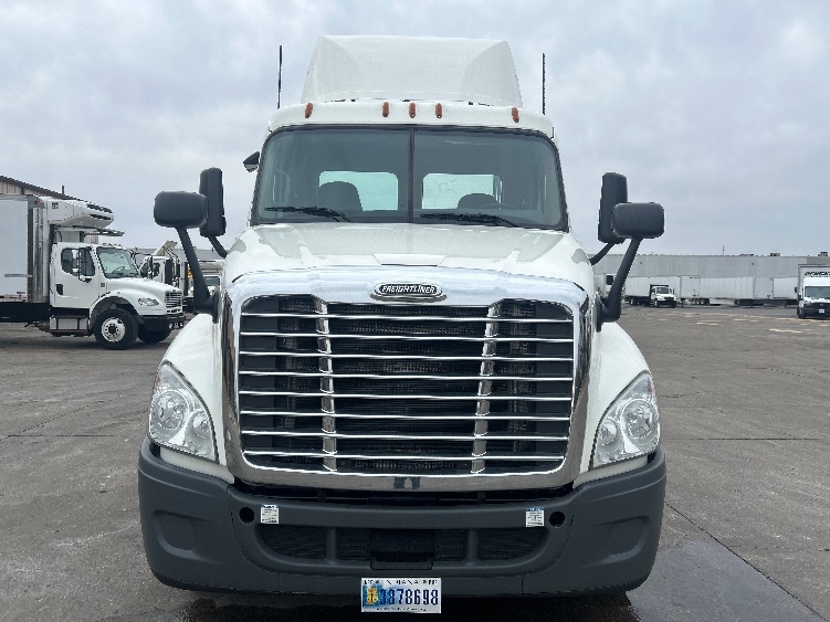 2019 Freightliner Cascadia in Indianapolis, IN — photo 2