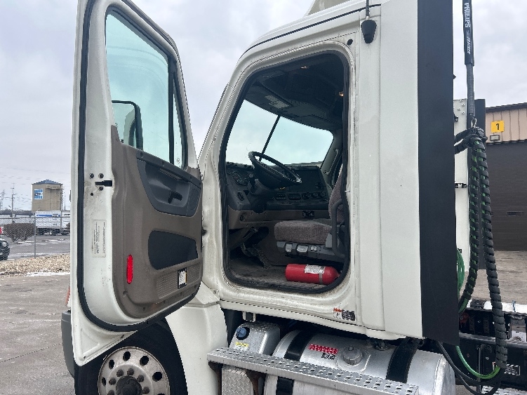 2019 Freightliner Cascadia in Indianapolis, IN — photo 9