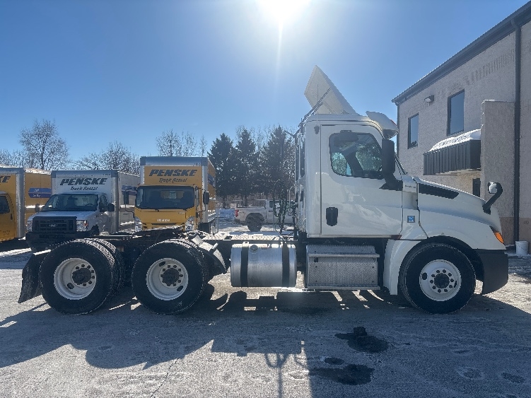 2019 Freightliner Cascadia in Brooklyn Park, MN — photo 8