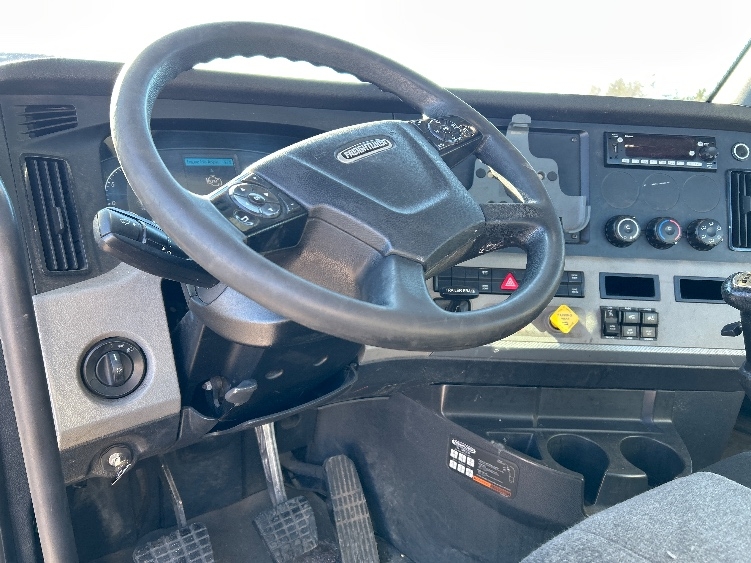 2019 Freightliner Cascadia in Brooklyn Park, MN — photo 10