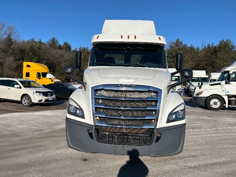 2019 Freightliner Cascadia in Brooklyn Park, MN — photo 2