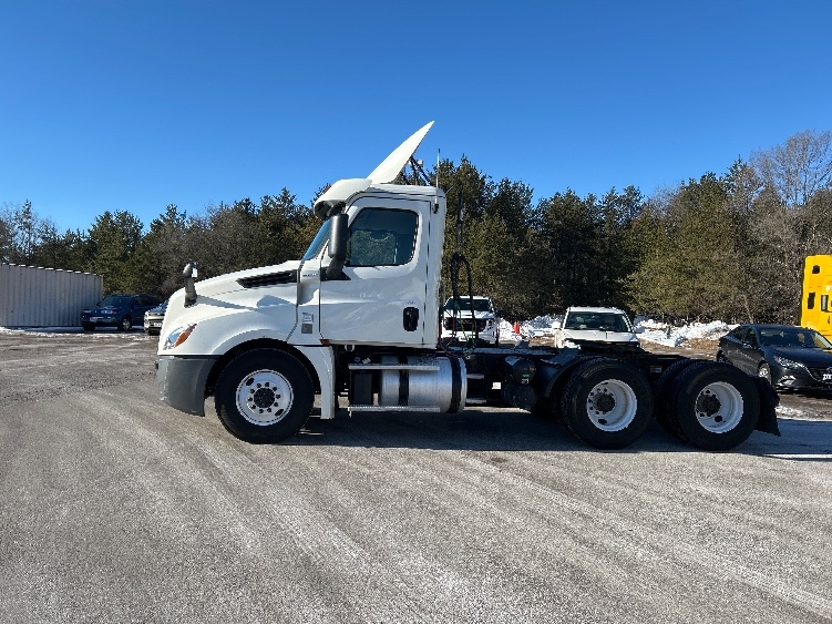 2019 Freightliner Cascadia in Brooklyn Park, MN — photo 4