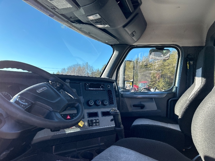 2019 Freightliner Cascadia in Brooklyn Park, MN — photo 9