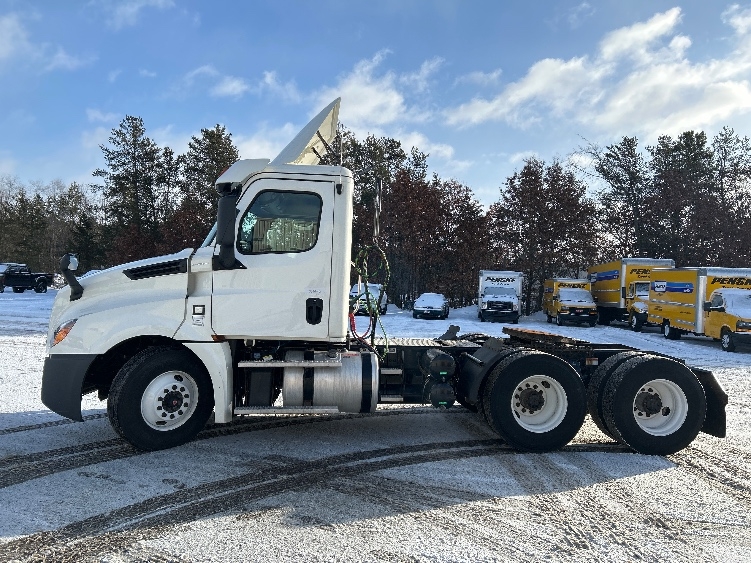 2019 Freightliner Cascadia in Brooklyn Park, MN — photo 4