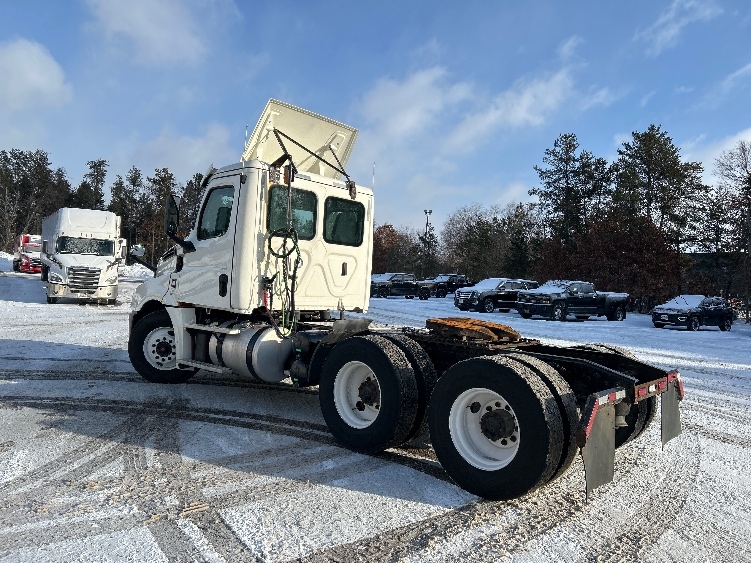 2019 Freightliner Cascadia in Brooklyn Park, MN — photo 5