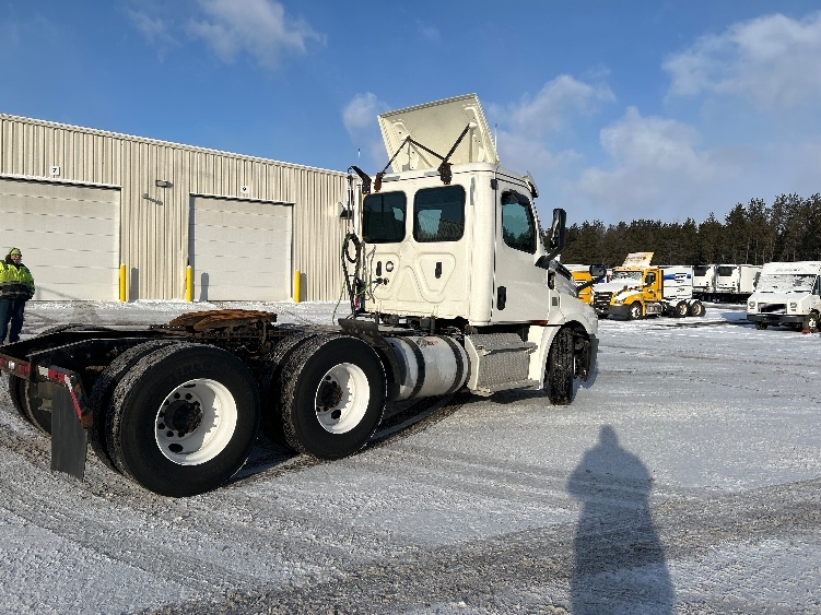 2019 Freightliner Cascadia in Brooklyn Park, MN — photo 7