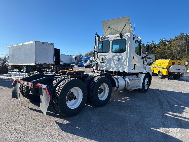 2019 Freightliner Cascadia in Brooklyn Park, MN — photo 7