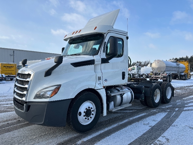 2019 Freightliner Cascadia in Brooklyn Park, MN — photo 3