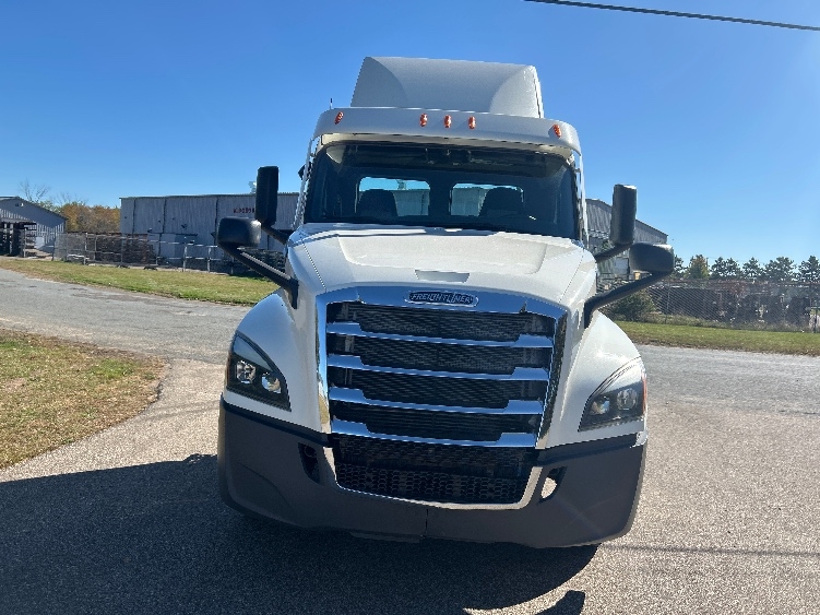 2019 Freightliner Cascadia in Brooklyn Park, MN — photo 2