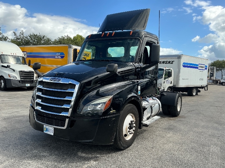 2019 Freightliner Cascadia in Medley, FL — photo 3