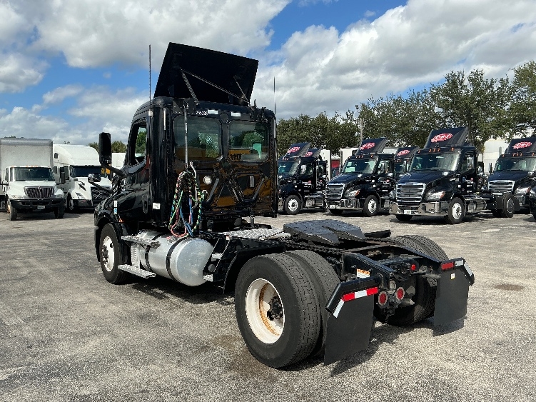 2019 Freightliner Cascadia in Medley, FL — photo 5