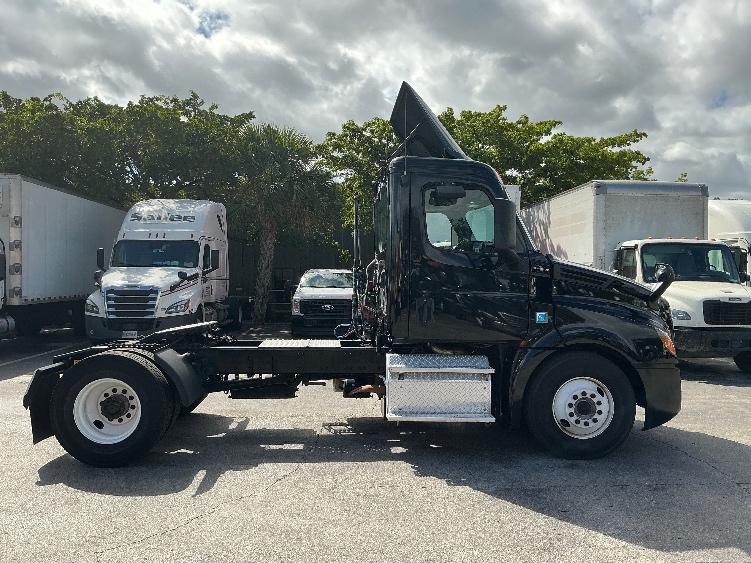 2019 Freightliner Cascadia in Medley, FL — photo 8