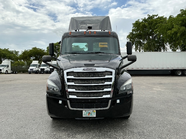 2019 Freightliner Cascadia in Medley, FL — photo 2