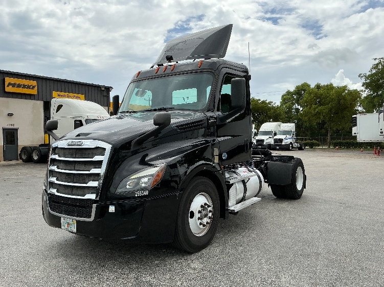 2019 Freightliner Cascadia in Medley, FL — photo 3