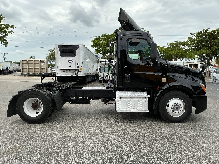 2019 Freightliner Cascadia in Medley, FL — photo 8