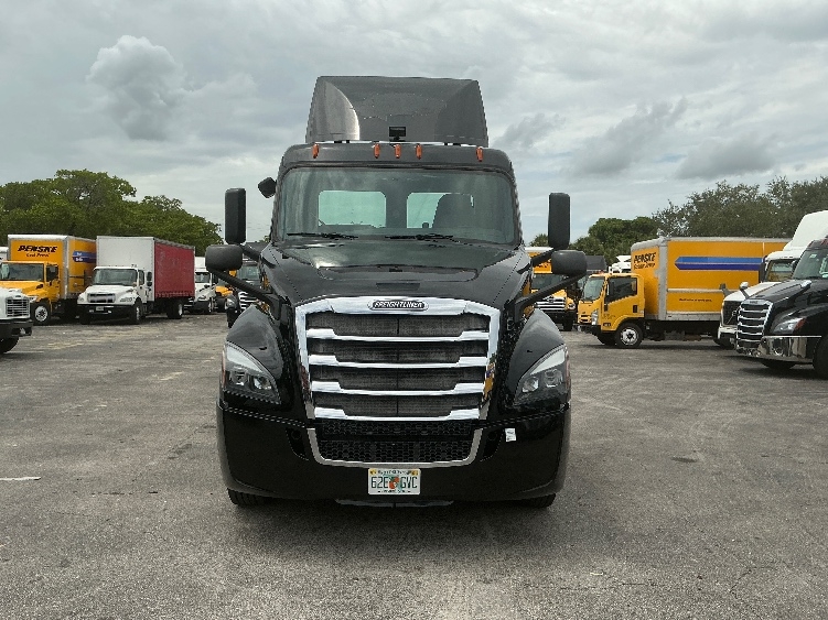 2019 Freightliner Cascadia in Medley, FL — photo 2