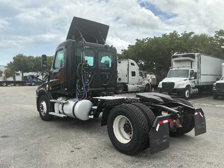 2019 Freightliner Cascadia in Medley, FL — photo 5