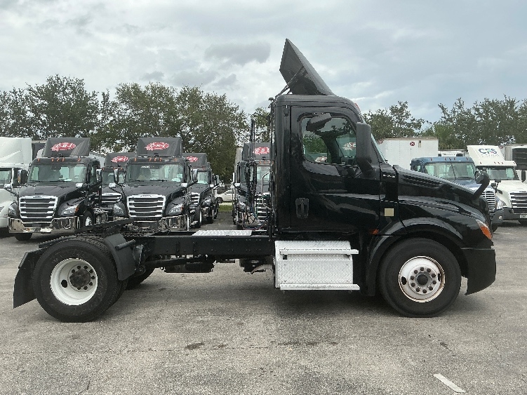 2019 Freightliner Cascadia in Medley, FL — photo 8