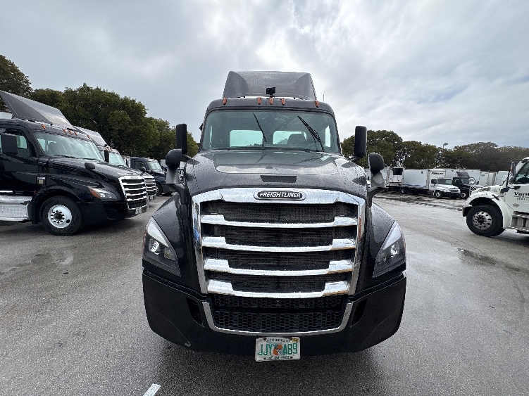 2019 Freightliner Cascadia in Medley, FL — photo 2