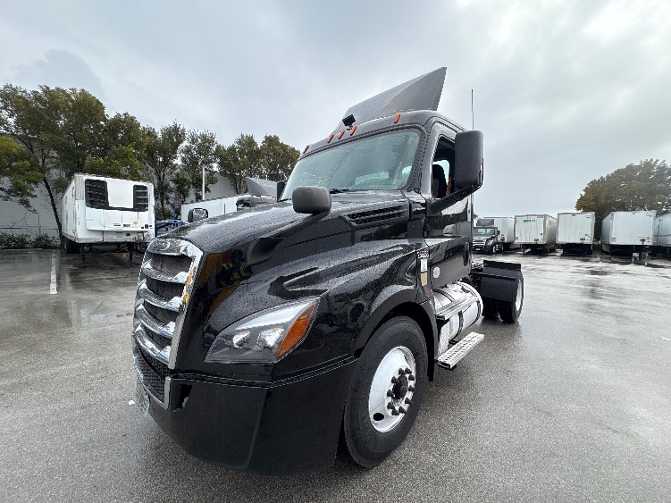 2019 Freightliner Cascadia in Medley, FL — photo 3