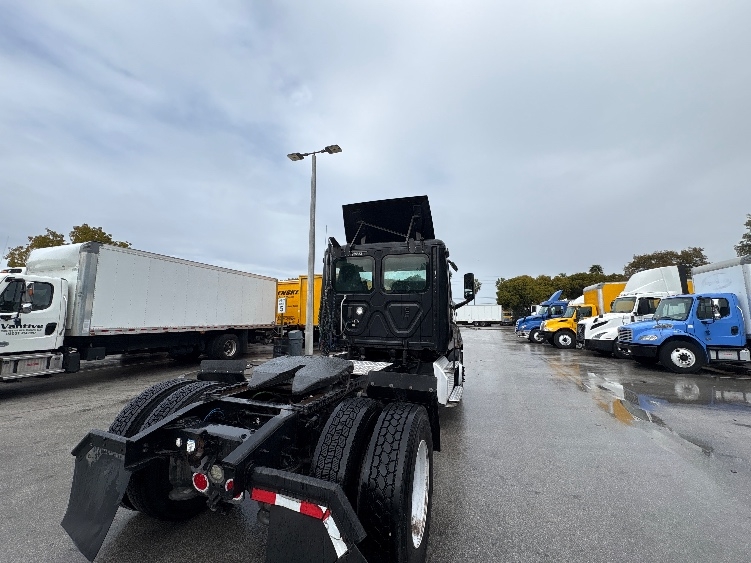 2019 Freightliner Cascadia in Medley, FL — photo 7