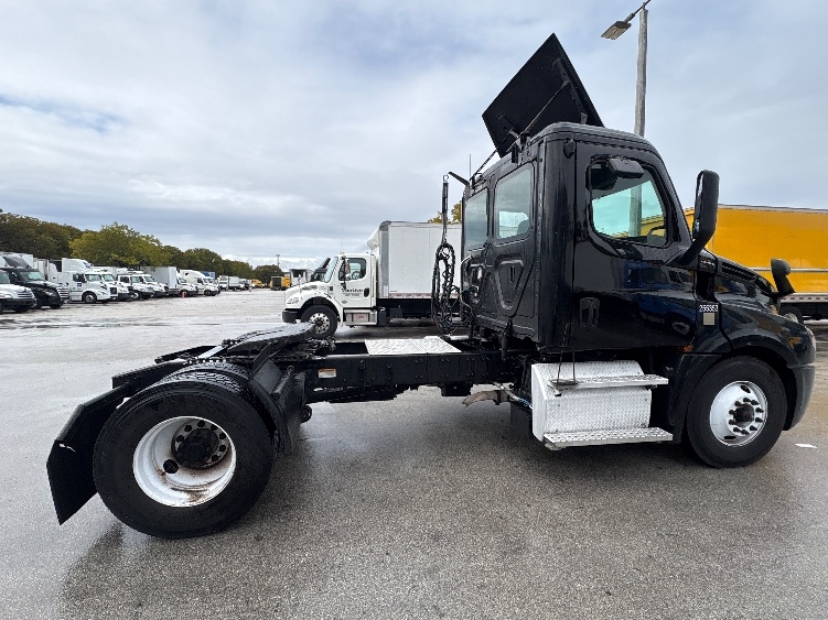 2019 Freightliner Cascadia in Medley, FL — photo 8