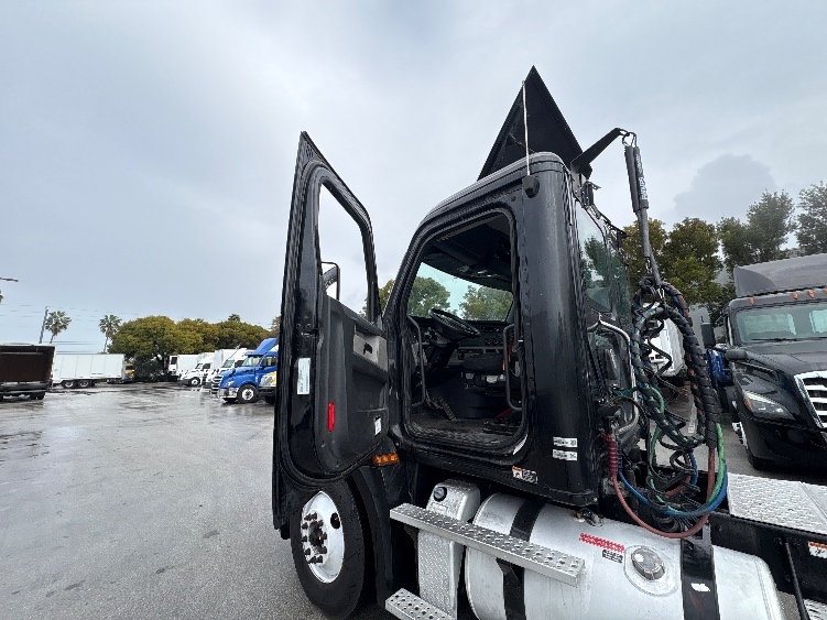 2019 Freightliner Cascadia in Medley, FL — photo 9