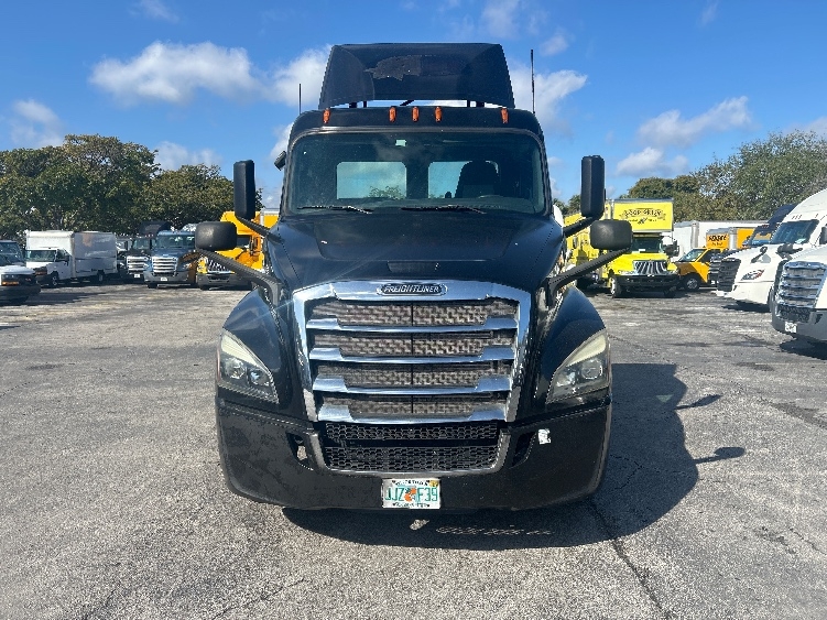 2019 Freightliner Cascadia in Medley, FL — photo 2