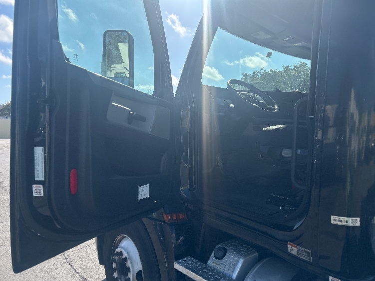 2019 Freightliner Cascadia in Medley, FL — photo 9