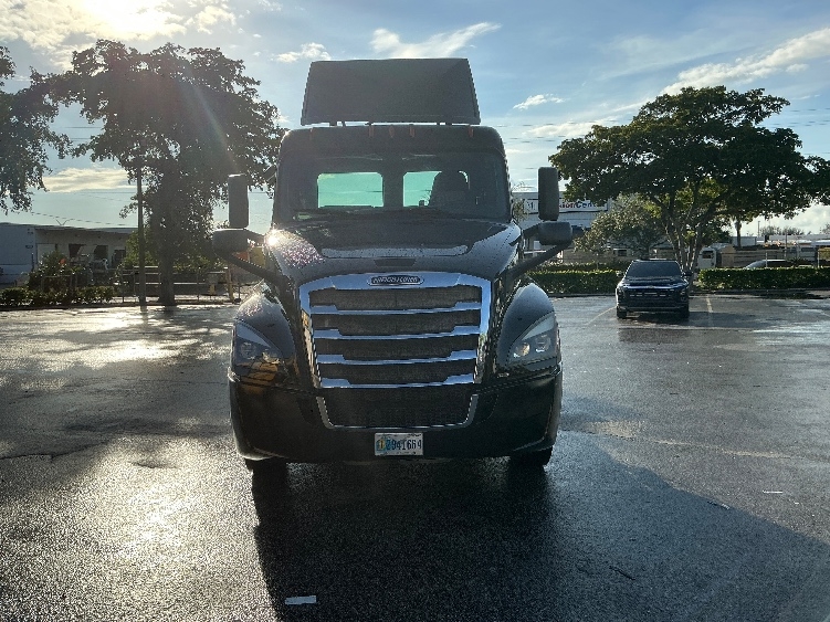 2019 Freightliner in Riviera Beach, FL — photo 2
