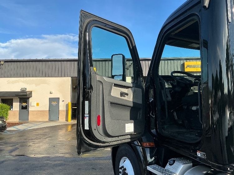 2019 Freightliner in Riviera Beach, FL — photo 9
