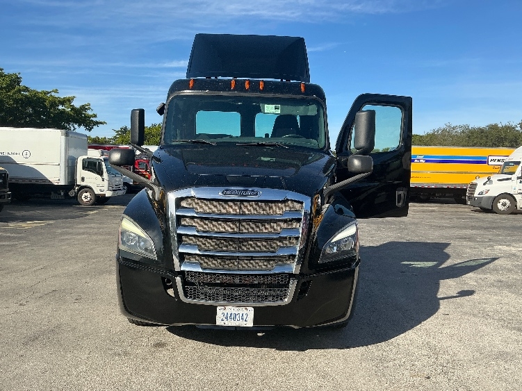 2019 Freightliner in Medley, FL — photo 2