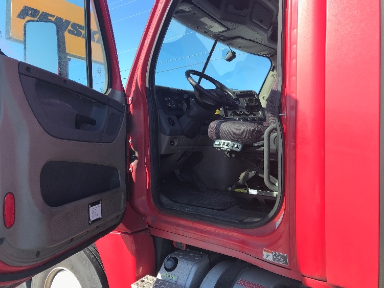2019 Freightliner Cascadia in Allentown, PA — photo 9