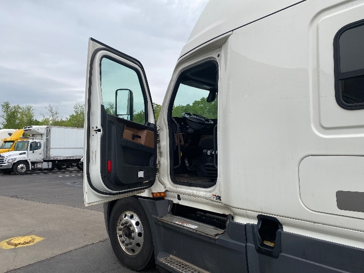2019 Freightliner Cascadia in Binghamton, NY — photo 9
