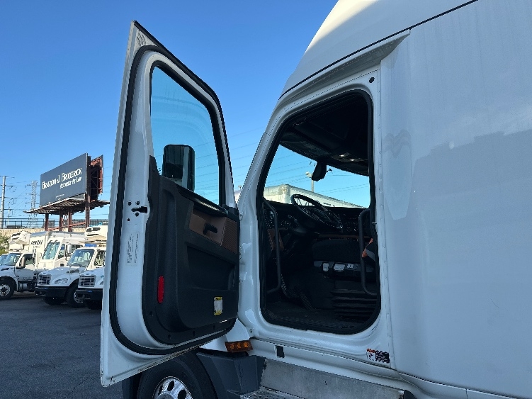 2019 Freightliner Cascadia in Monmouth Junction, NJ — photo 9
