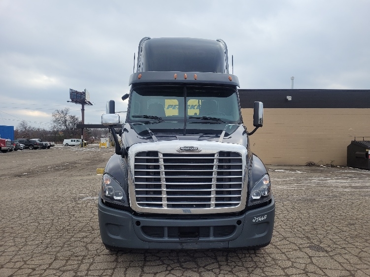 2019 Freightliner Cascadia in Jackson, MI — photo 2