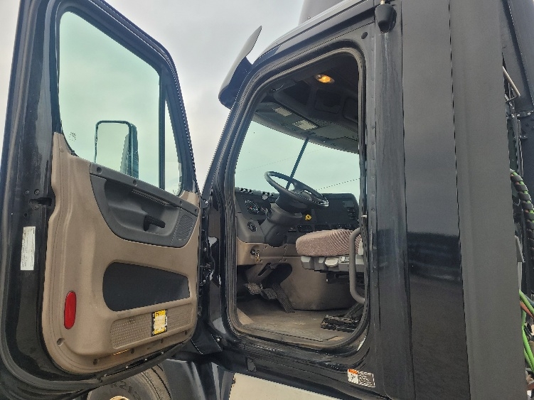 2019 Freightliner Cascadia in Jackson, MI — photo 9