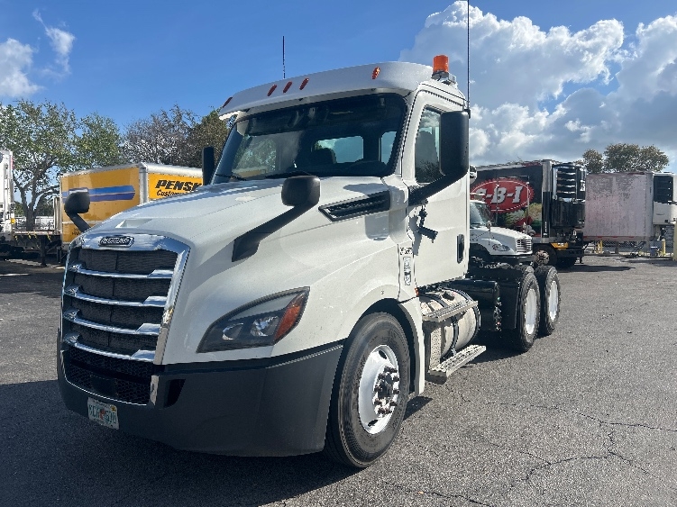2019 Freightliner Cascadia in Medley, FL — photo 3
