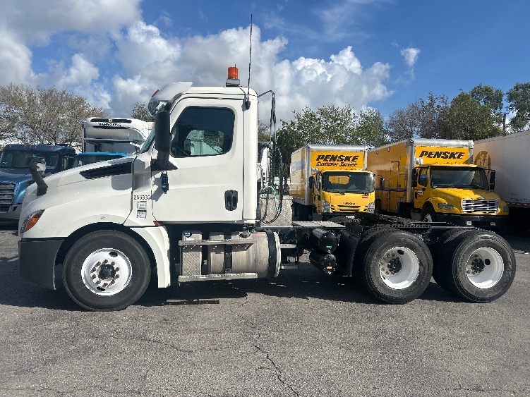 2019 Freightliner Cascadia in Medley, FL — photo 4