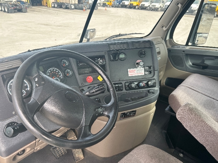 2019 Freightliner Cascadia in Jackson, TN — photo 10