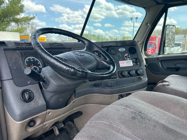 2019 Freightliner Cascadia in Lexington, KY — photo 10