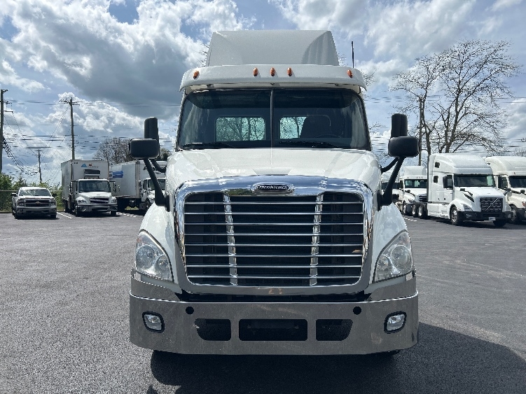 2019 Freightliner Cascadia in Lexington, KY — photo 2