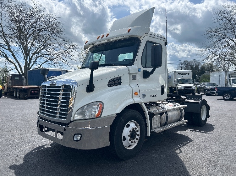 2019 Freightliner Cascadia in Lexington, KY — photo 3