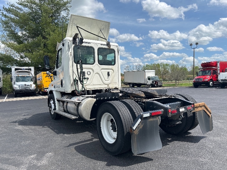 2019 Freightliner Cascadia in Lexington, KY — photo 5